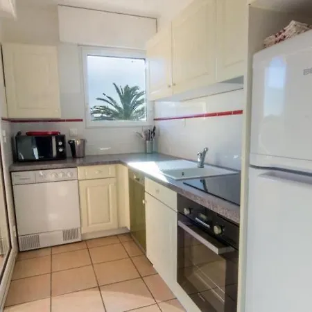 Sleeps 4 Air Con Wifi 아파트